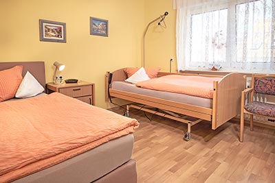 Zweites Schlafzimmer mit Einzelbett und elektrischem Krankenpflegebett