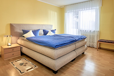 Schlafzimmer mit Doppelbett in Komforthöhe